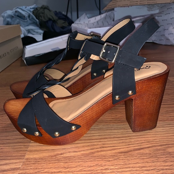 Women’s Heels NEW IN BOX - Picture 3 of 3